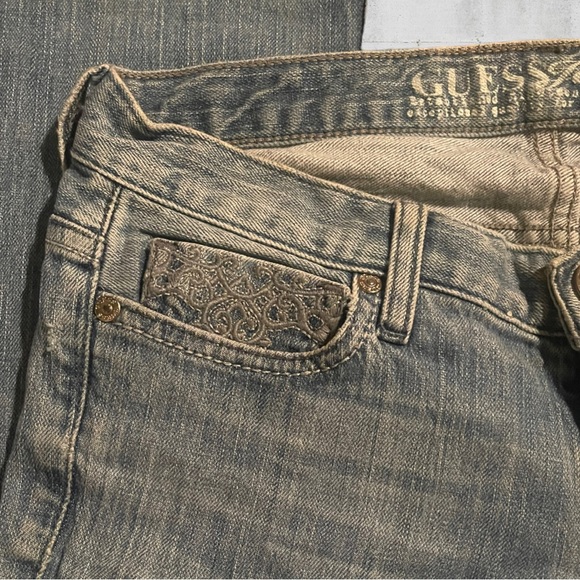 Guess Women’s Light Jeans Flare Leg with Pocket Detail Size 27 - Picture 3 of 6